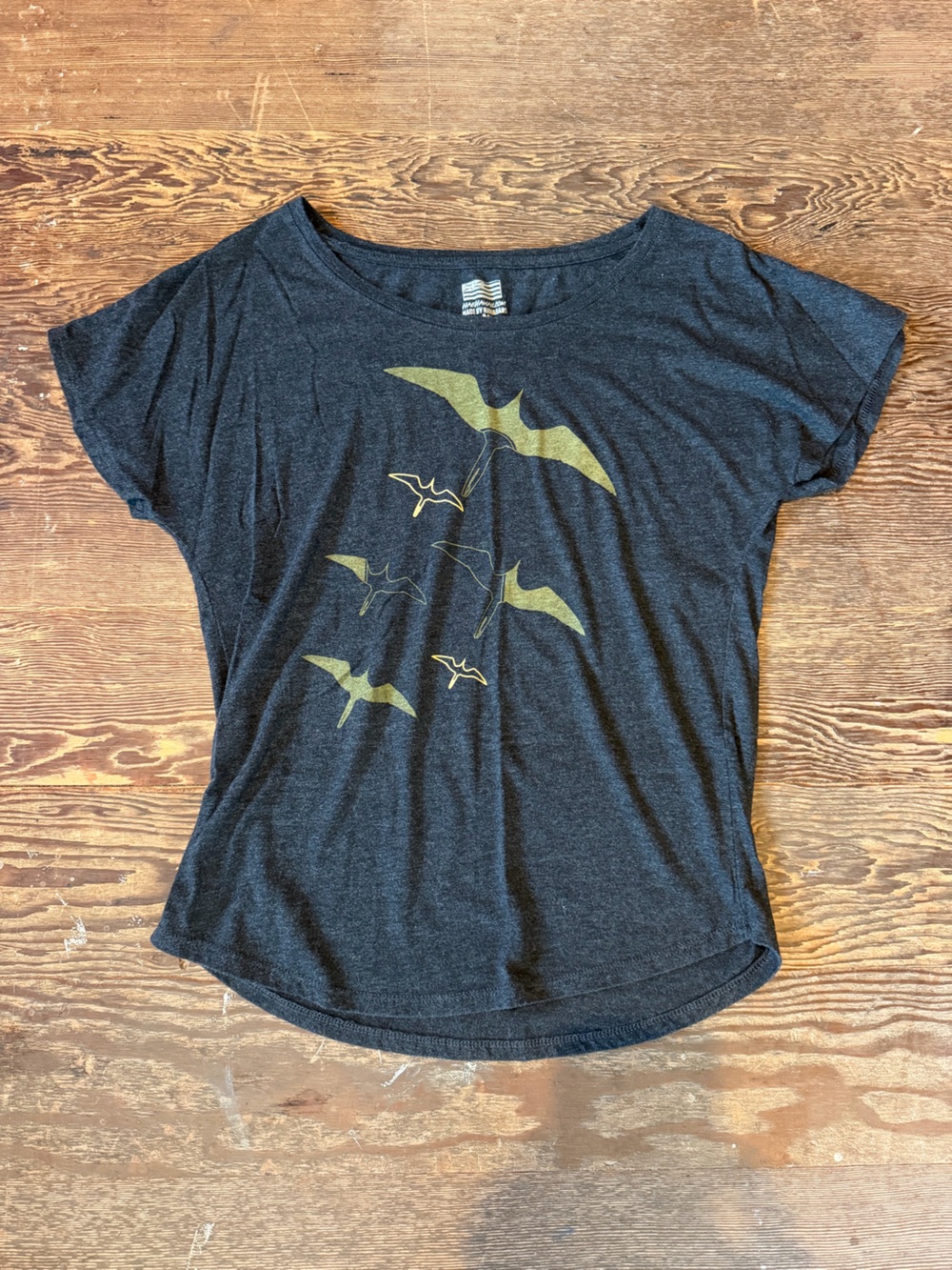 Women's Dark Gray Short Sleeve Tee with Iwa Bird Print